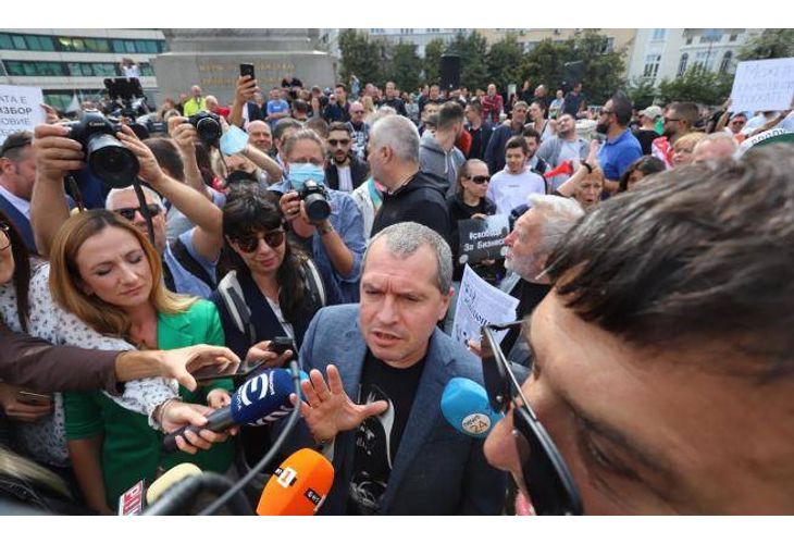 Тошко Йорданов, Мая Манолова и Филип Станев бяха изгонени от протестиращите Тошко Йорданов, Мая Манолова и Филип Станев бяха изгонени от протестиращите